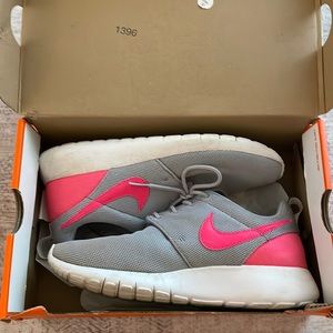 Size 7 nike shoes